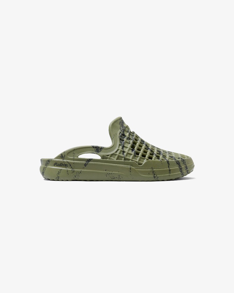 【Malbon Golf】MALBON X LUSSO BAMBOO SCENARIO SLIDE Malbon Golf Lusso Bamboo Scenario Slide - Militia Green